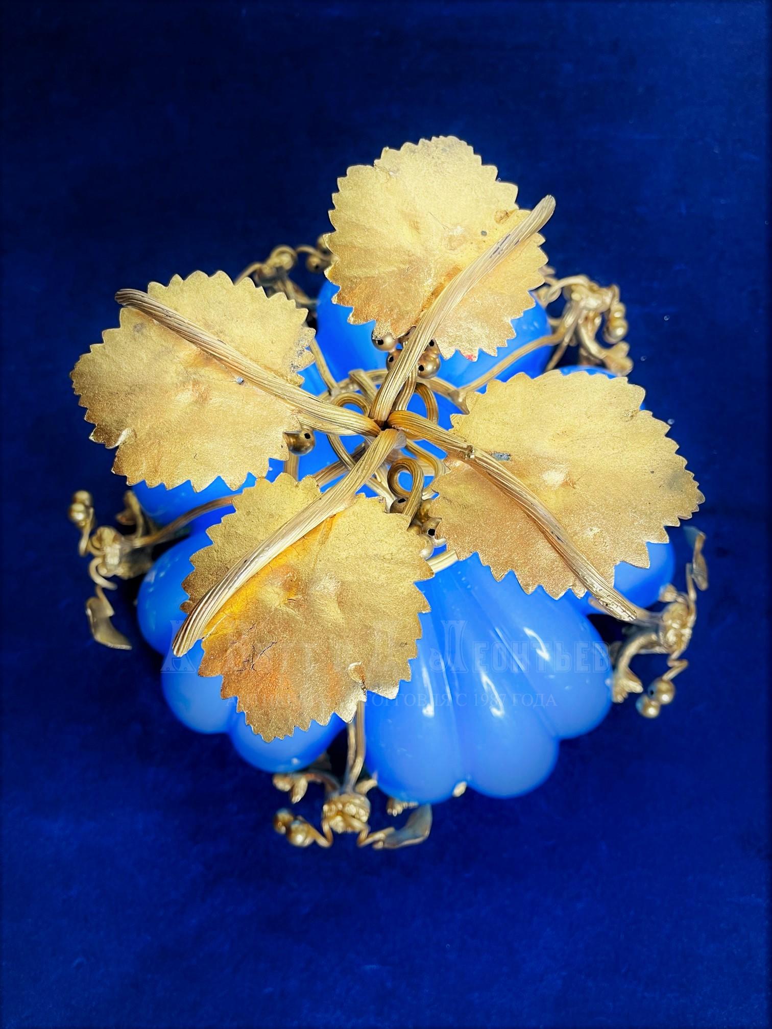 Голубая стеклянная русская антикварная ваза в бронзовой золоченой монтировке